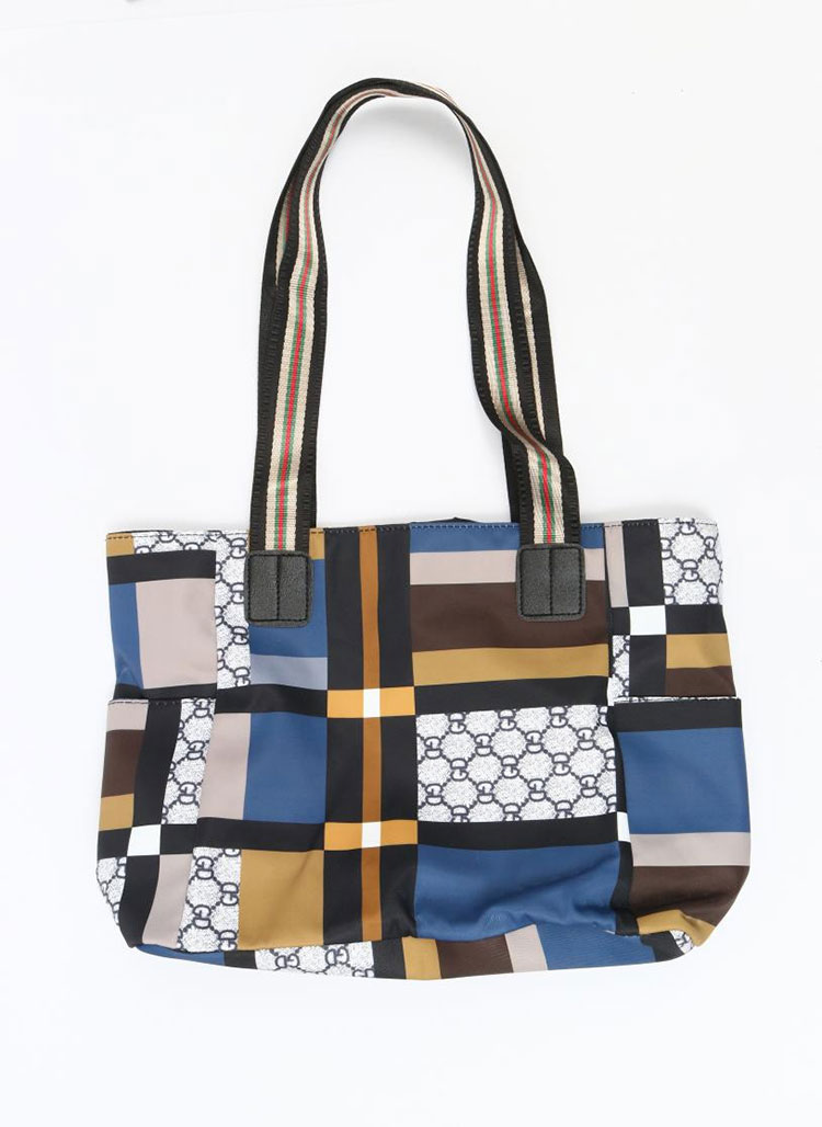 Seyahat sırasında büyük omuz çantalarının pratikliği